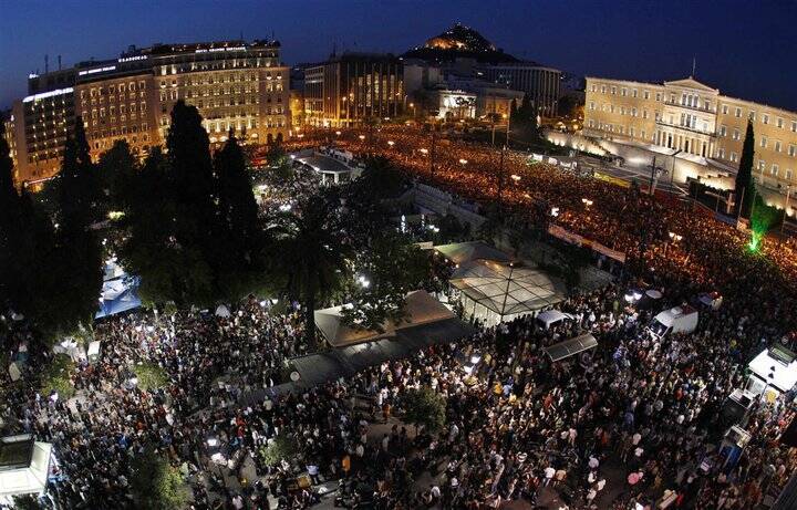100,000 people protest against the austerity measures in front of parliament building in Athens (29 May 2011).