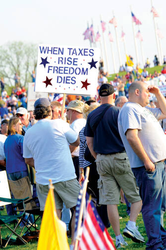 LIVE FREE. Protesters at a tax day Tea Party rally at the Washington monument.