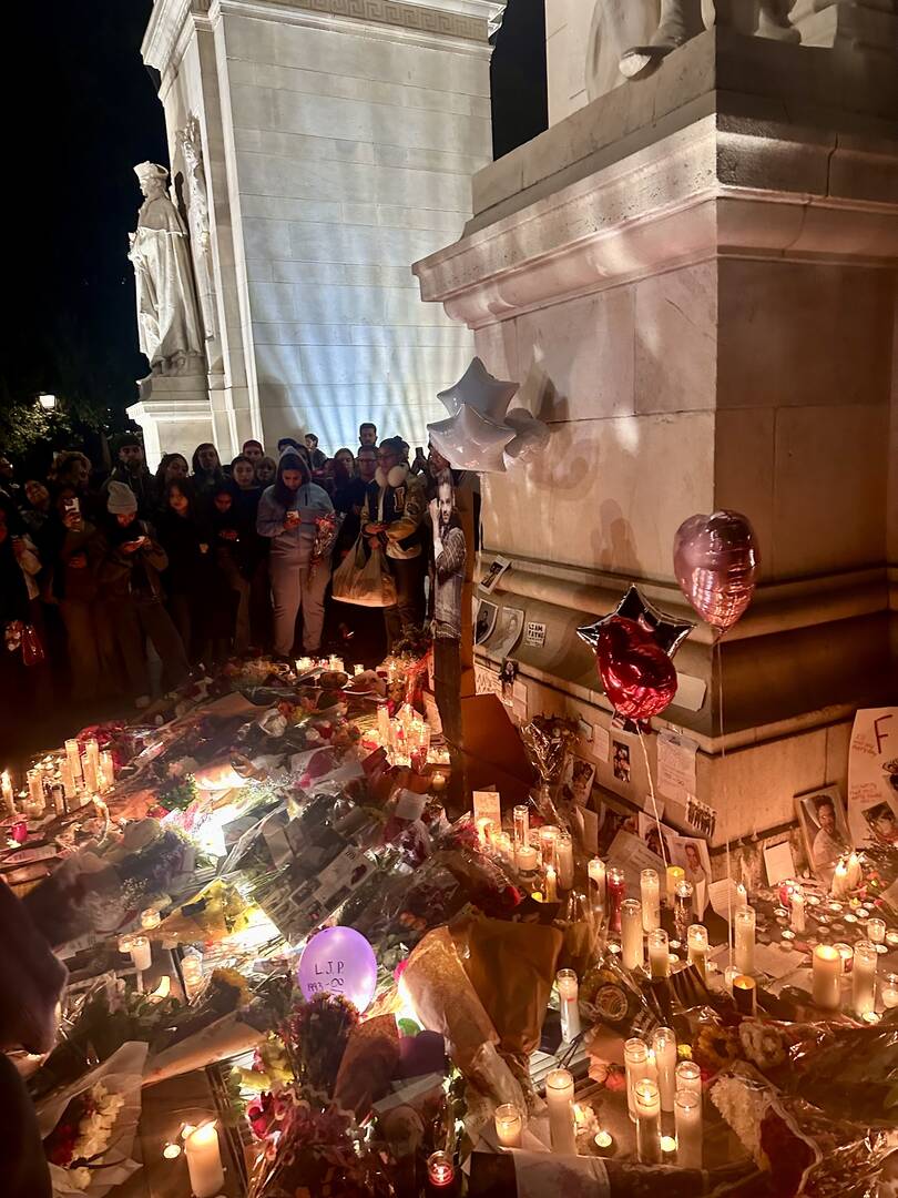 A memorial for Liam Payne at Washington Square Park in New York City (photo: Chloe Gunther)