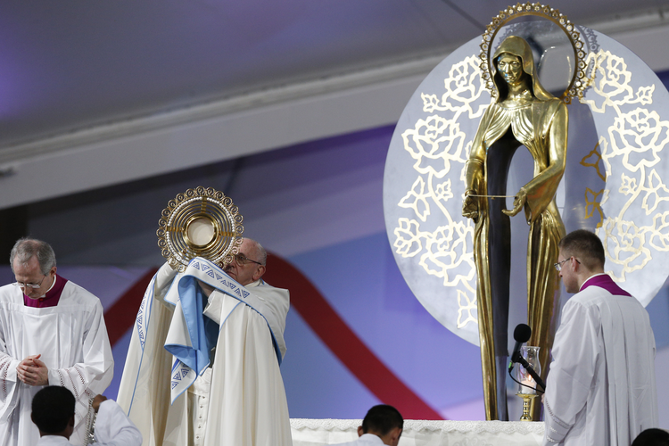 Like Mary, be ‘influencers’ for God, pope urges at World Youth Day