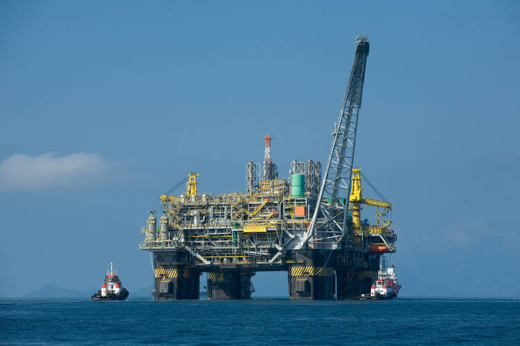 The first 100 percent Brazilian oil platform, the P-51 produces about 180 thousand barrels of oil and 6 million cubic meters of gas per day when operating at full load. Photo courtesy of Divulgação Petrobras / ABr (Wikicommons)