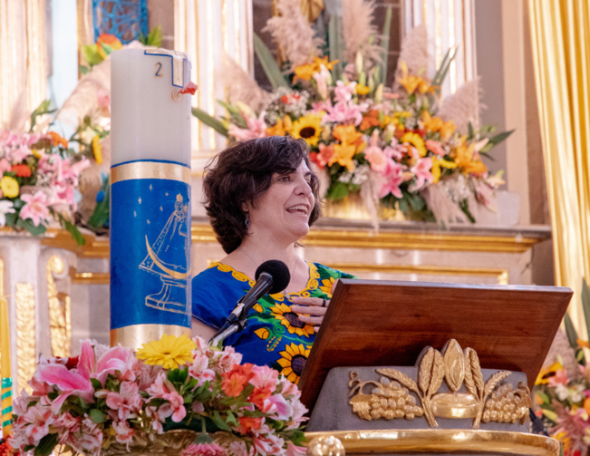 Ellie Hidalgo offers a reflection on the Word during the Mass at Basílica de Nuestra Señora de los Remedios